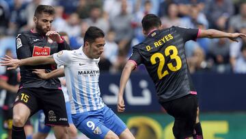 Diego Reyes y David L&oacute;pez le roban el bal&oacute;n a Charles.