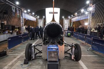 El Bloodhound SSC Supersonic diseñado por el aerodinamista de 87 años Ron Ayers en colaboración con Richard Noble, tiene previsto alcanzar el récord de los 1.609 kilómetros por hora en el desierto Hanskeen Pan de Sudáfrica.