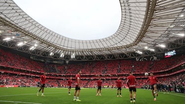 BILBAO, 25/10/2025.- Los jugadores del Athletic Club de Bilbao calientan antes del partido de la jornada 10 de La Liga EA Sports entre el Athletic Club de Bilbao y el Getafe, este sábado en el estadio de San Mamés.-EFE/ Luis Tejido