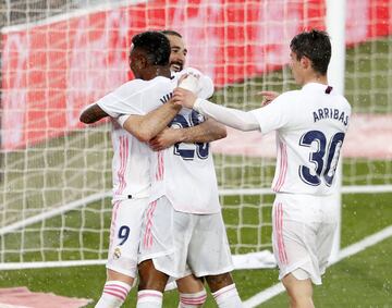 Benzema celebra con Vinícius y Arribas el 2-0 al Eibar. 