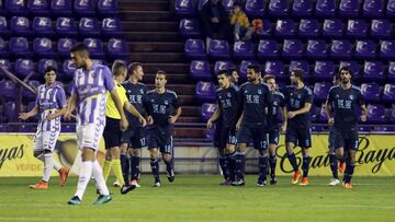 GRA450. VALLADOLID, 01/12/2016.- El defensa de la Real Sociedad, I&ntilde;igo Mart&iacute;nez (2d) celebra con sus compa&ntilde;eros el tanto marcado ante el Real Valladolid durante el partido de ida de los dieciseisavos de final de la Copa del Rey disputado en el estadio Jos&eacute; Zorrila de Valladolid. EFE/R. Garc&iacute;a