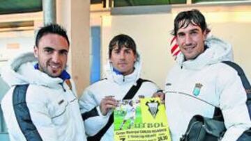 <b>REGRESO. </b>Momo, Bermejo y Calle posan con el cartel del partido en su vuelta a Albacete.