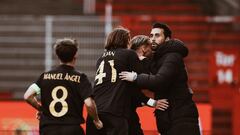 Iker Bravo celebra con Arbeloa y sus compañeros su gol al Union.