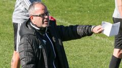 &Aacute;lvaro Cervera da indicaciones durante un entrenamiento.