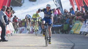 Dan Martin celebra su triunfo en la cima de La Molina en la Volta a Catalunya 2016.