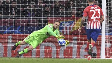 Oblak atrapa una pelota en el partido contra el Mónaco.