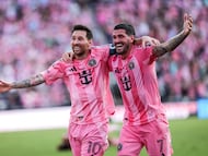 Fort Lauderdale (United States), 07/12/2025.- Inter Miami CF Forward Lionel Messi (L) and Inter Miami CF Midfielder Rodrigo De Paul celebrate a goal during the 2025 MLS Cup Final between Inter Miami CF and Vancouver Whitecaps FC at Chase Stadium in Fort Lauderdale, Florida, USA, 06 December 2025. EFE/EPA/CRISTOBAL HERRERA-ULASHKEVICH