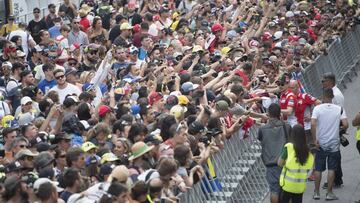 Lorenzo en la firma de aut&oacute;grafos.