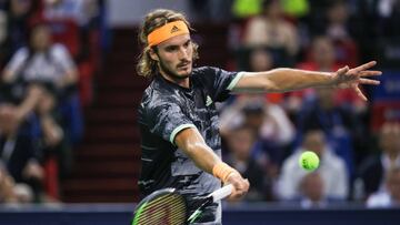 Tsitsipas ejecuta una derecha.