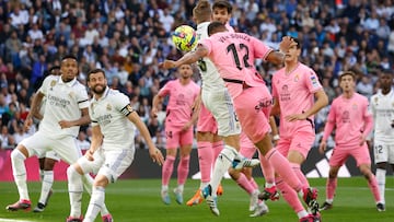 El centrocampista brasileño del RCD Espanyol, Vinicius de Souza (d) trata de anotar ante el Real Madrid durante el partido de LaLiga entre Real Madrid y RCD Espanyol disputado este sábado en el Santiago Bernabéu en Madrid. EFE/Juan Carlos Hidalgo