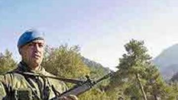 <b>CONTROL MILITAR.</B> El Ejército garantiza la seguridad a pie de tramo. En la imagen, el Citroën de Sainz.