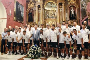 Los integrantes del Málaga delante de la Divina Pastora.