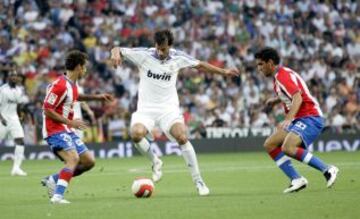 Temporada 07/08. Otra vez un derbi entre Real Madrid y Atlético abren la Liga un 25 de agosto de 2007. En imagen, Van Nistelrooy, Raúl García y Simao.