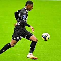 El Betis toma ventaja por una promesa del fútbol francés