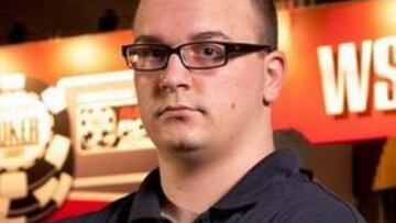 Steve Billirakis posa con su nueva joya