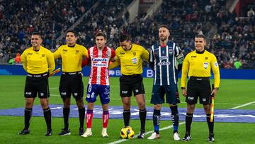 AME2363. MONTERREY (MÉXICO), 22/02/2025.- Sergio Ramos (d) de Monterrey y Juan Manuel Sanabria de Atlético San Luis posan con los árbitros este sábado, previo a un partido de la jornada 8 del Torneo Clausura 2025 entre Monterrey y Atlético San Luis, en el estadio BBVA, en Monterrey (México). EFE/Miguel Sierra