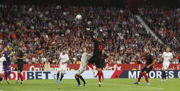 El jugador del Atlético de Madrid, Morata, marca de cabeza el 1-1 al Sevilla. 