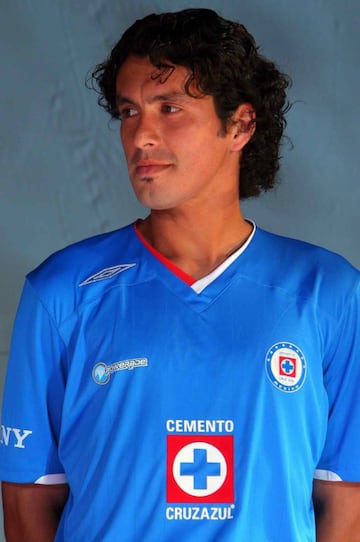 El seleccionado paraguayo militó en las filas de Cruz Azul durante tres años siendo una parte fundamental del plantel, pero su sueño europeo lo llevó al Sunderland de Inglaterra.