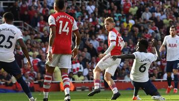 Davinson Sánchez en un partido del Tottenham en la Premier League