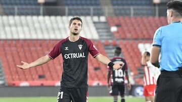 Álvaro Peña se lamenta durante el partido de LaLiga Smartbank entre el Almería y el Albacete.