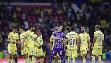 Jugadores del América después de la derrota en contra del Pachuca en el Estadio Azteca.