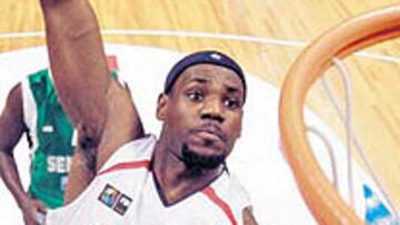<b>VOLANDO VOY. </b>LeBron despega para meterla hacia abajo.