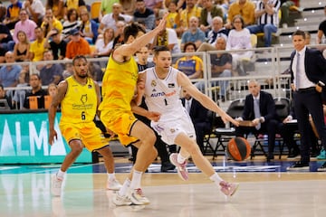 Fabien Causeur, uno de los sobresalientes del Madrid, intenta superar la defensa de Brussino, del Gran Canaria.