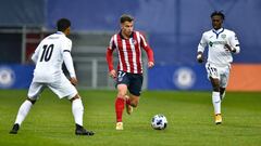 El jugador del Atl&eacute;tico de Madrid B, Germ&aacute;n Valera, conduce el bal&oacute;n ante Miranda y Keita, del Getafe B, en el partido aplazado de la Jornada 6 del Subgrupo A disputado en la Ciudad Deportiva Wanda de Majadahonda.