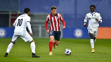 El jugador del Atlético de Madrid B, Germán Valera, conduce el balón ante Miranda y Keita, del Getafe B, en el partido aplazado de la Jornada 6 del Subgrupo A disputado en la Ciudad Deportiva Wanda de Majadahonda.