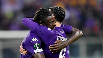 Rolando Mandragora celebra un gol con Moise Kean.