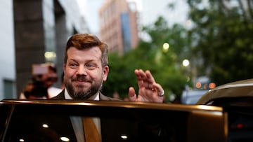 Johannes Kaiser, presidential candidate of the far-right National Libertarian Party, waves as he gets on a vehicle following early results during the presidential election, in Santiago, Chile November 16, 2025. REUTERS/Juan Gonzalez