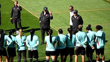 Sydney (Australia), 11/08/2023.- Colombia'Äôs coach Nelson Abadia (C) addresses his team at a training session during the FIFA Women'Äôs World Cup at Leichhardt Oval in Sydney, Australia, 11 August 2023. (Mundial de Fútbol) EFE/EPA/DAN HIMBRECHTS AUSTRALIA AND NEW ZEALAND OUT
