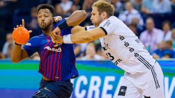 El lateral azulgrana Timothey N'Guessan sufre la dureza defensiva del alemán Steffen Wienhold.