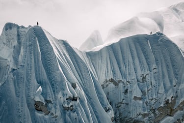 Los franceses Benjamin Vedrines y Nicolas Jean se acercan a la cima del Jannu Este, la primera ascensión a este pico de 7.468 m en el este de Nepal. La saturación y el exceso de expediciones en los principales ochomiles hace que cada vez más alpinistas exploren cumbres ocultas que prometen soledad y la oportunidad de ser el primero en llegar a la cima.