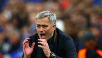 Mourinho da instrucciones durante un partido.