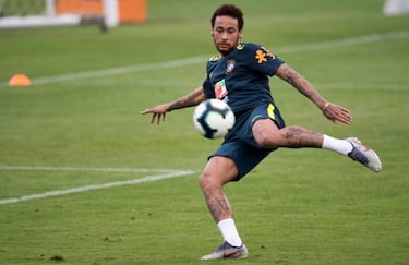 Neymar meets up with Vinicius as his future remains unclear