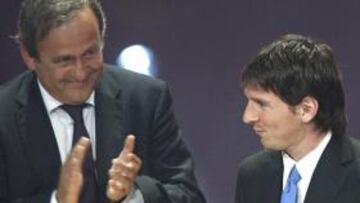 Platini, durante la entrega a Messi del FIFA World Player 2009.