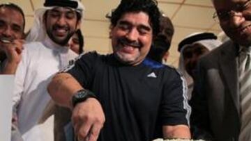 Maradona escribe una carta en un periódico a Cassano