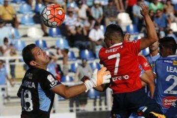 El jugador de Universidad Católica, Christian Bravo, derecha, marca su gol contra O'Higgins.