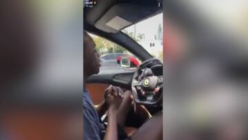 ?Viva el derroche! Wade ense?a a conducir a su hijo con un Ferrari
