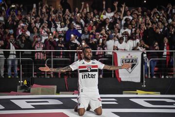 Tras una carrera exitosa por Europa, y de convertirse en el futbolista más ganador de la historia, el lateral llegó al Sao Paulo procedente del PSG. Su presentación fue histórica, ya que asistieron cerca de 40 mil personas.