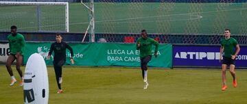 Sekou Gassama, Cedric, y Mantilla, del Racing.