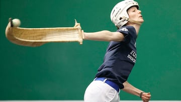 BARAKALDO (BIZKAIA), 27/11/2025.- La pelotari francesa Aude Laugie (imagen) se ha impuesto a la portuguesa Inés de Sousa durante la quinta jornada de la I Liga de Naciones en frontón de 36 metros, torneo de la Federación Internacional de Pelota Vasca (FIPV) que se disputa en Bilbao y Barakaldo del 23 al 29 de noviembre con la participación de diez selecciones. EFE/ Miguel Toña