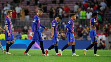 Los jugadores del Barcelona dejan el Camp Nou despu&eacute;s de la derrota ante el Barcelona.