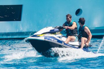 El tenista espa?ol se recupera de su lesi車n abdominal, que le oblig車 a abandonar el Grand Slam brit芍nico, en las aguas de la isla balear a bordo de un barco y rodeado de amigos.