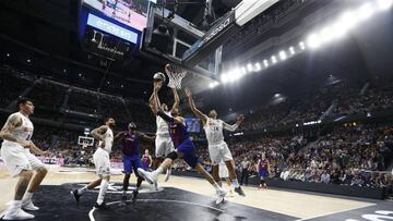 Anthony Randolph se prepara para taponar el lanzamiento de Ante Tomic.