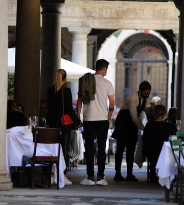 El jugador español de la Juventus disfrutó junto a su mujer de un paseo por las calles de la ciudad italiana, donde aprovecharon para ir de tiendas.