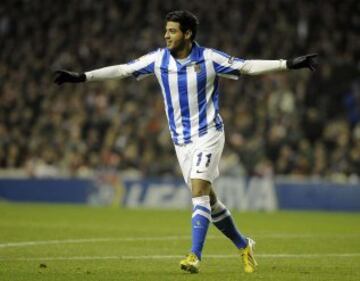 Toda su carrera la ha desempeñado en la Real Sociedad. También jugó en el Arsenal, West Bromwich, Osasuna y Salamanca. 