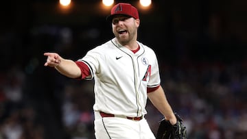 El pitcher de los Diamondbacks, que firmó un contrato de seis años 210 millones de dólares, se perderá lo que resta de la temporada 2025 y la 2026 debido a una lesión en el codo.