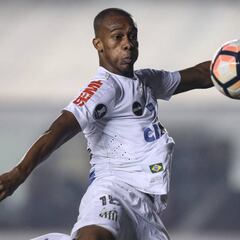 Difícil presente para Copete en Santos, en reserva y resistido